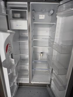 2 Yr Old Whirlpool Fridge With Ice And Water Dispsncer