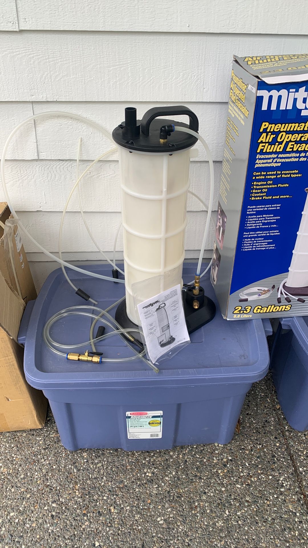 Pneumatic fluid evacuator
