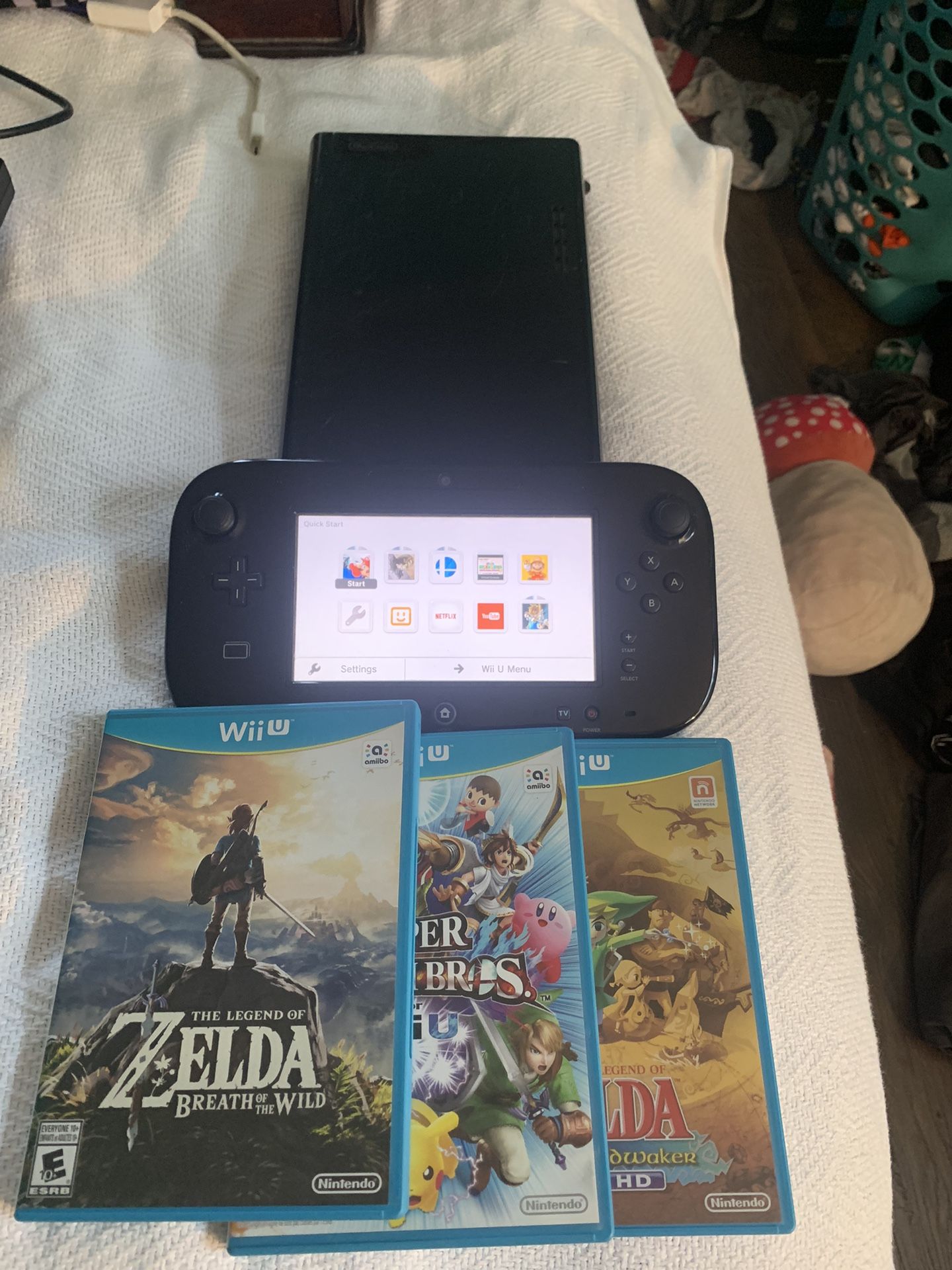 GREAT CONDITION: Black Wii U Bundle: Console, Gold Zelda Controller, Breath Of The Wild, Super Smash Bros, Windwaker HD