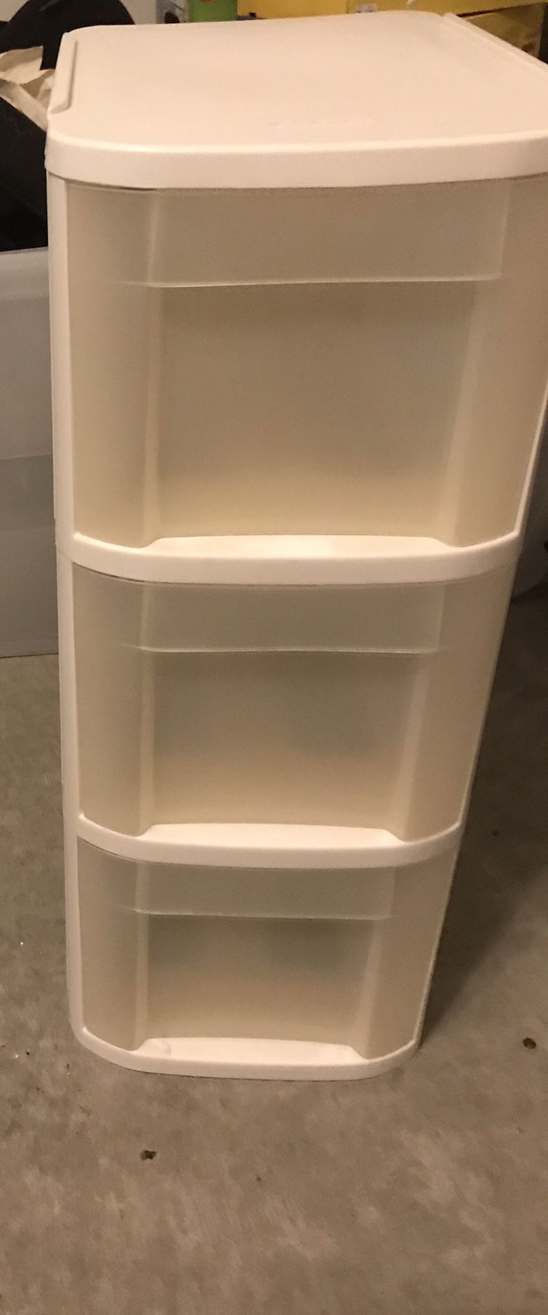 Plastic drawer set (comes with wheels)