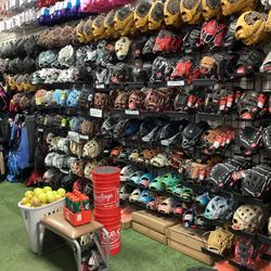 Great Wide Selection Of New And Used Baseball/Softball Gloves ( Read Description) 