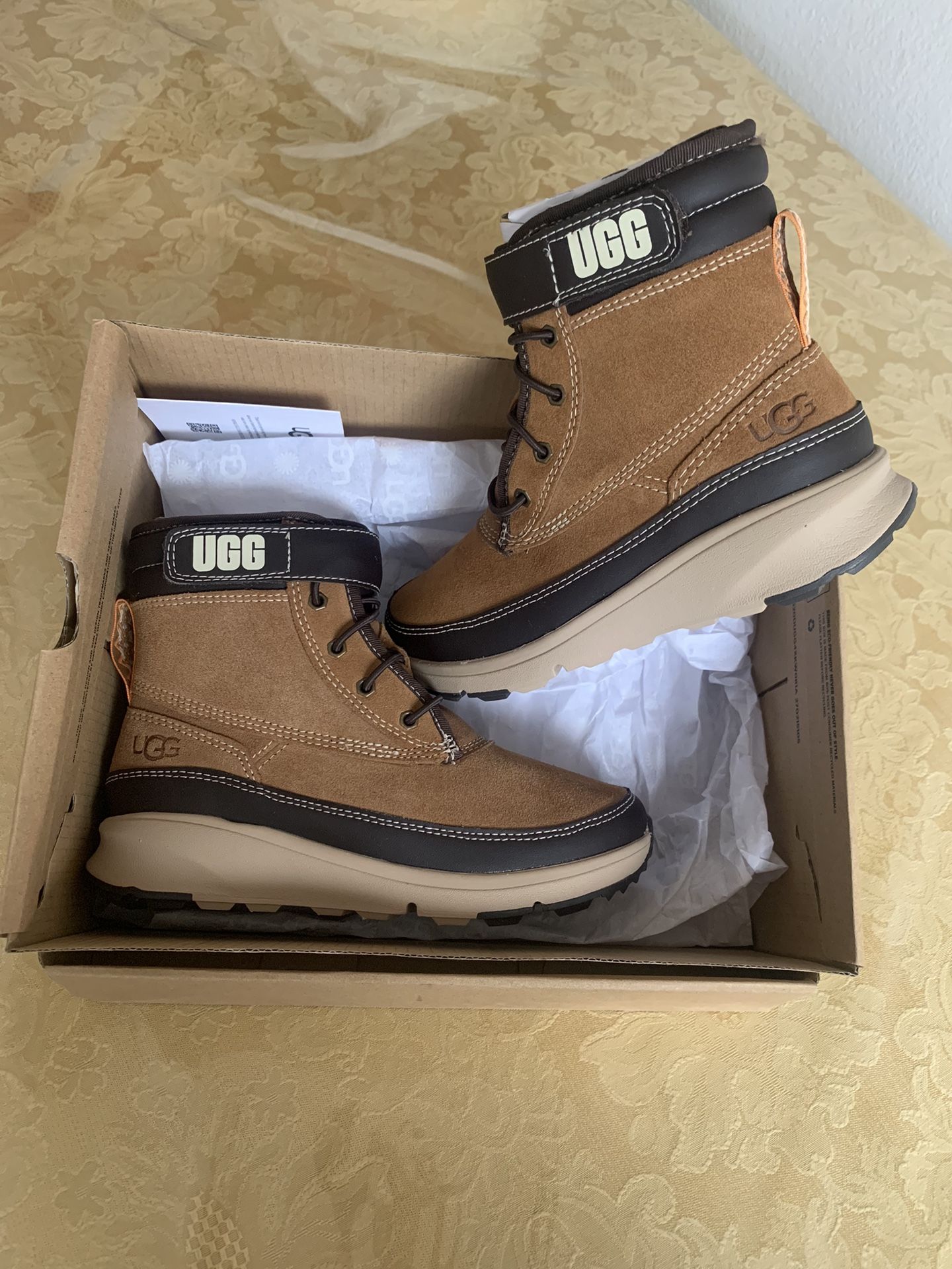 💦❄️New Boy UGG Boots Size:1Y 💦❄️Botas UGG Nuevas para niño talla:1Y Pick up Oxnard,California $60