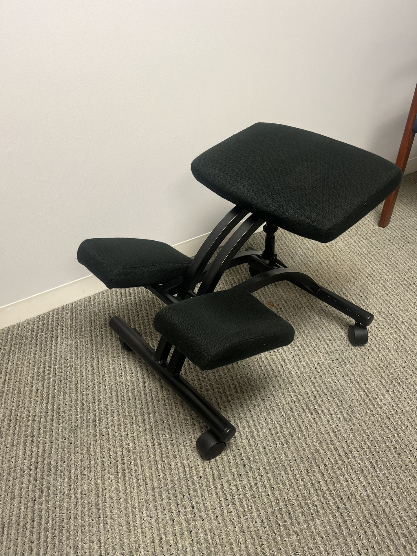 Ergonomic kneeling chair