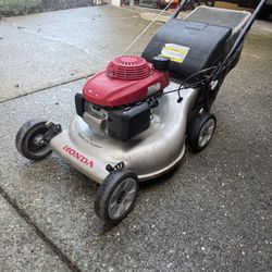 HRR216 Self propelled Honda Lawnmower 