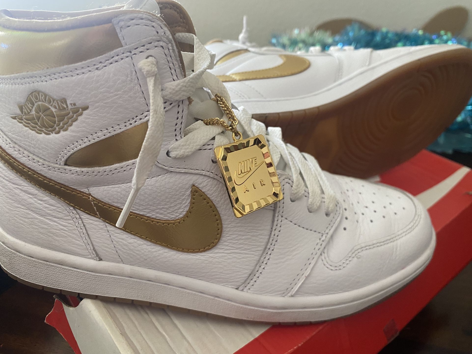 Air Jordan 1 Retro High OG "Metallic Gold" sneakers 