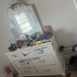 DRESSER FOR SALE WITH MIRROR