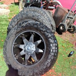 Like new 8 luggage  good tread