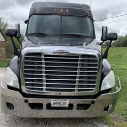 2010 Freightliner Cascadia Mid Roof Sleeper