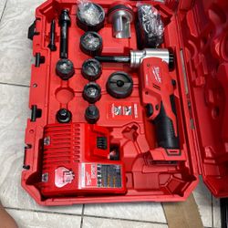 Milwaukee M18 18V Lithium-lon Cordless FORCE LOGIC 6 Ton Knockout Tool 1/2 in. to 2 in. Kit w/(1) 2.0 Ah Battery, Die Set
