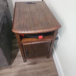 New End wood table Ashley w charger 179