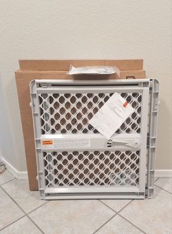 Brand new Northstates Universal Baby or Pet Safety Gate