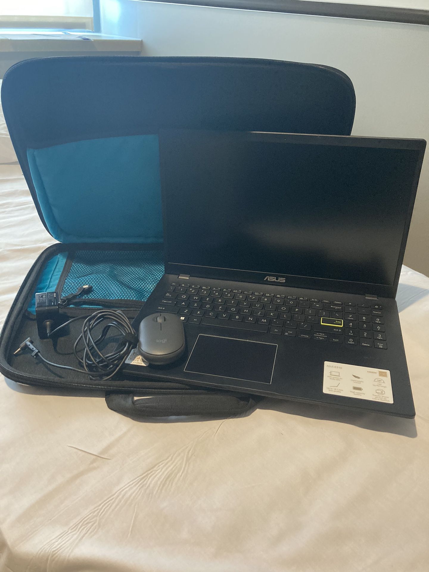 Laptop with mouse and bag included 