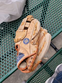 13" Spalding baseball glove broken in