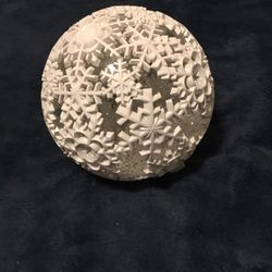 Illuminating Flickering Crystal Ball For Christmas 