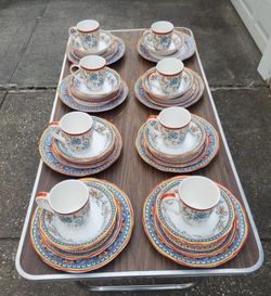 Beautiful 32 Pieces Dinnerware Set