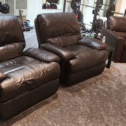 2 Powered Recliners And A Pull Out Couch Sofa Bed Loveseat