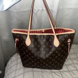 Selling This Beautiful Louis Vuitton Purse For 900$ 