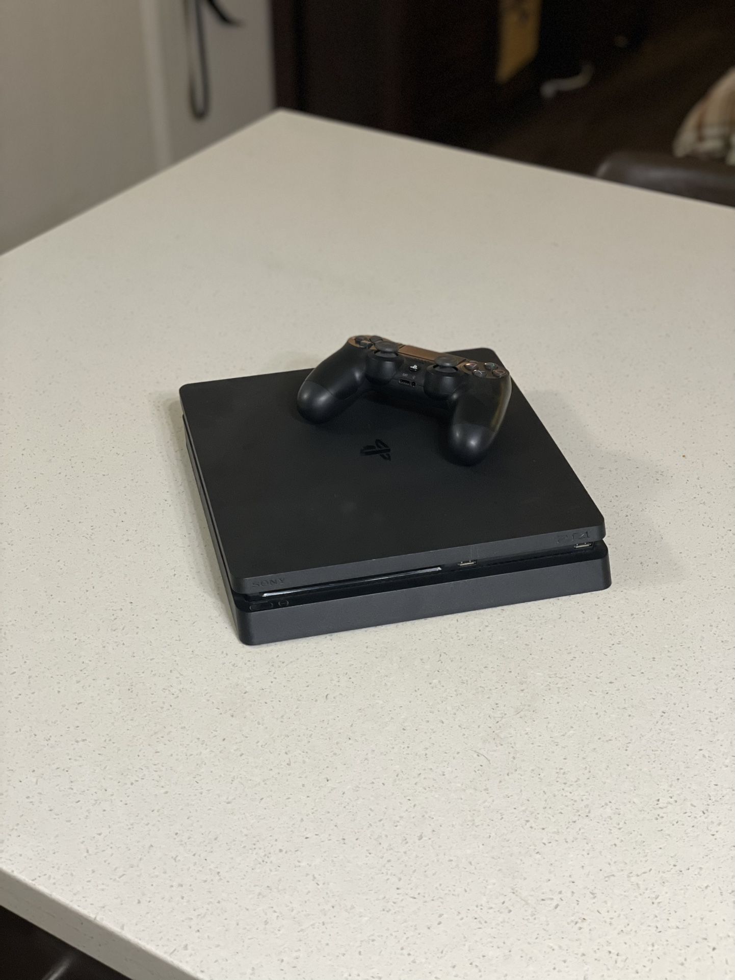 PS4 Slim + Controller 