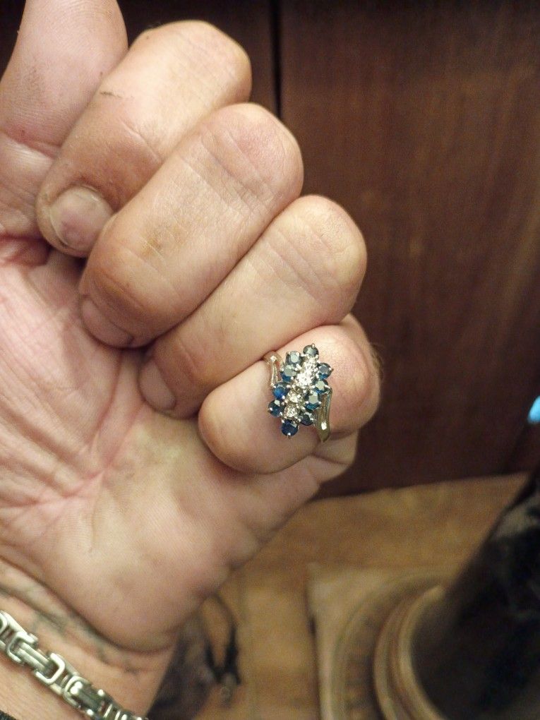 10 Kt White Gold Sapphire Cluster Ring