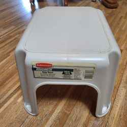 RUBBERMAID ROUGHNECK STEP STOOL...VERY STURDY FROM THE PAST