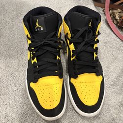 Air Jordan 1 Mid Sneakers