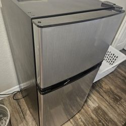 4.3 Cubic Foot Compact REFRIGERATOR