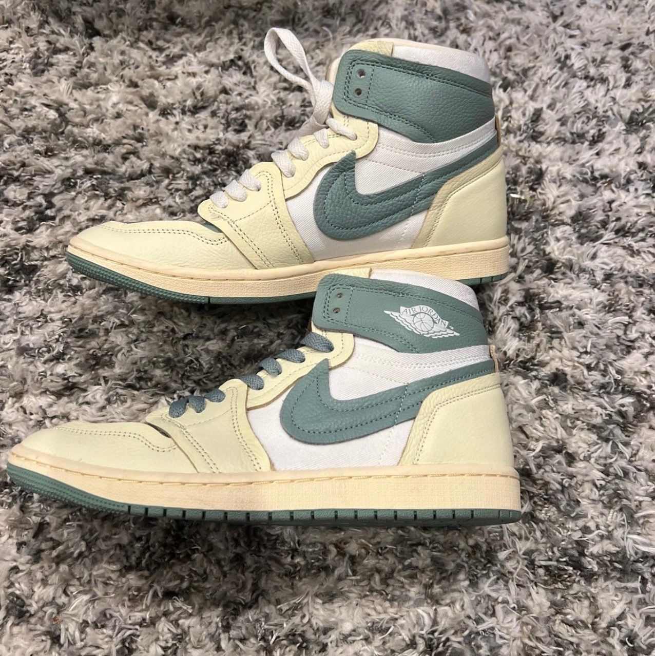 Crème and green Jordan 1s size 10 women