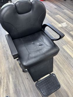 Reclining barber and beautician chair, including TV 55 inches $200