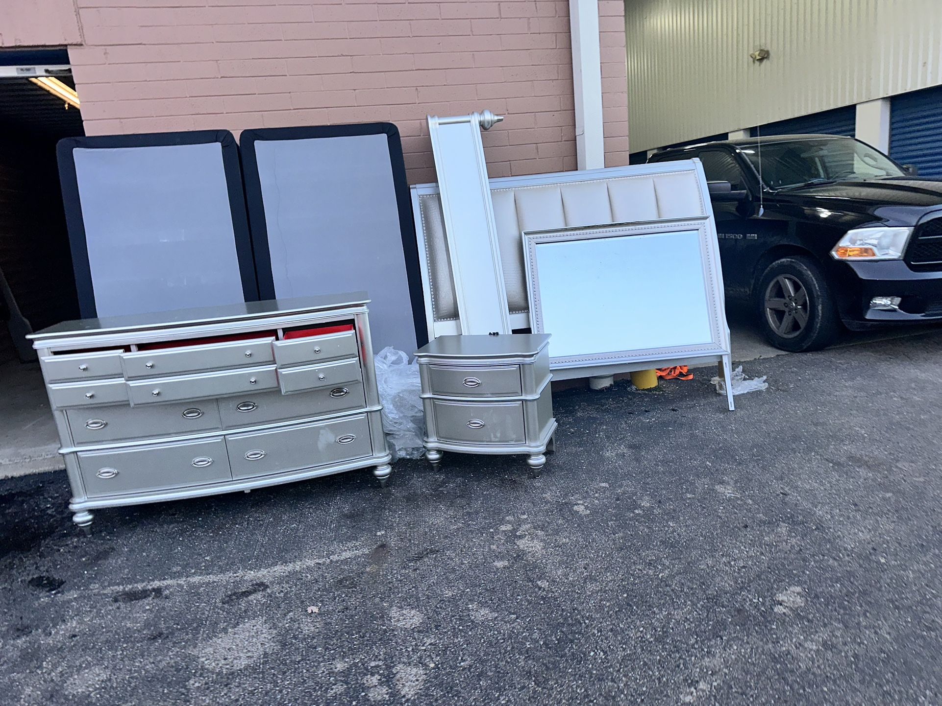 Beautiful Platinum Esquire King Bedroom Set