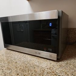 MICROWAVE- Move Out Sale 