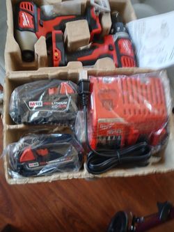 M18 Milwaukee combo kit drill driver/Impact driver And 2 battery And charger