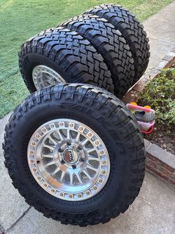 New KMC rims Tacoma 285/70/17 good tires 6x139.7