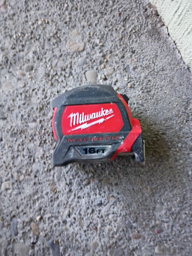 Milwaukee Tape Measure 16"