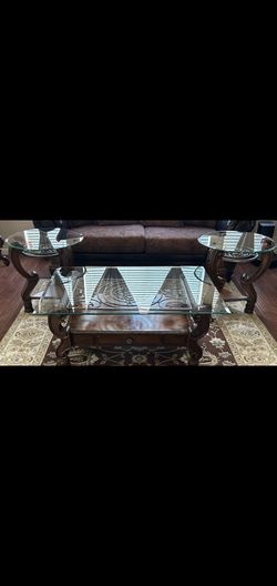 Very pretty 3 peace coffee table set