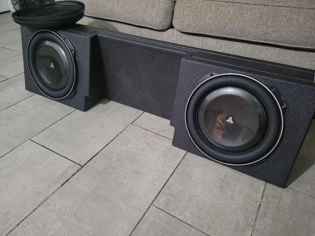 ** Like New ** JL Audio 13tw5-4 Ohm Subwoofers W/ Nice Sealed Box