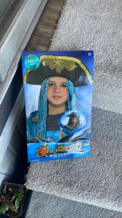 Girl costume Halloween hat Disney. Descendants 2
