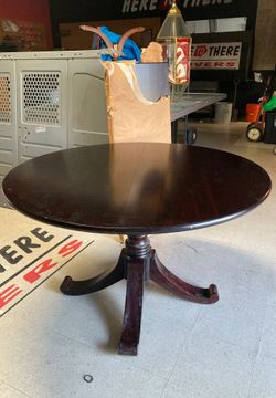 Round table with leaf