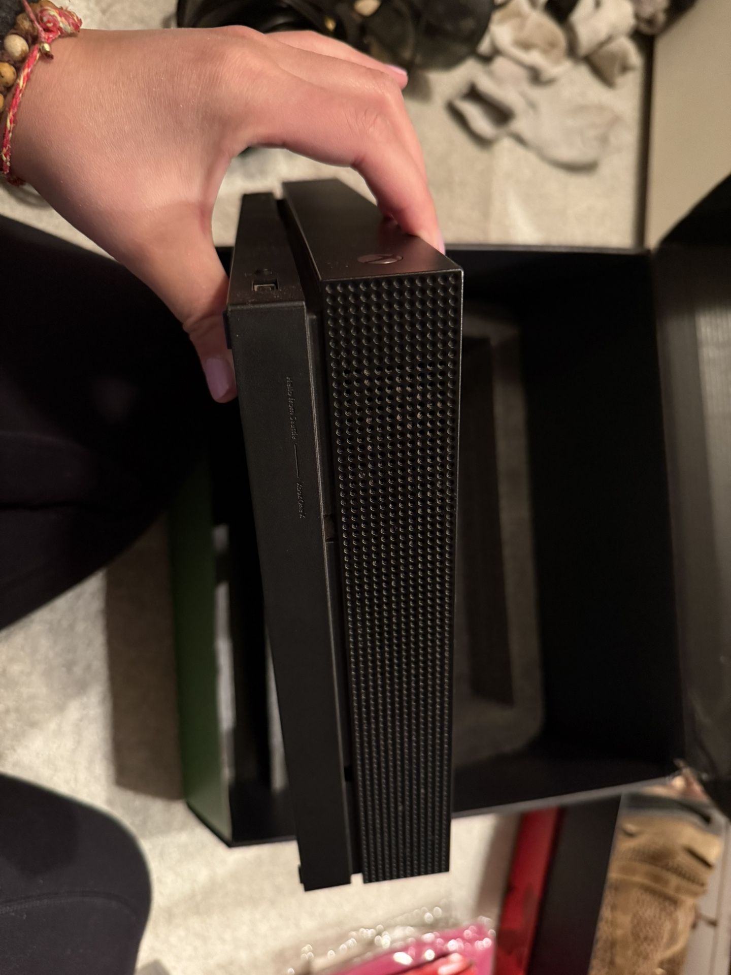 Xbox one like new! Video games & Consoles