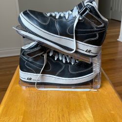 ALMOST NEW CONDITION NIKE AIR FORCE 1 size 6 Y