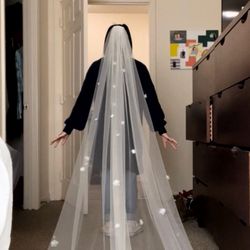 Off White Chapel Floral Embroidery Veil