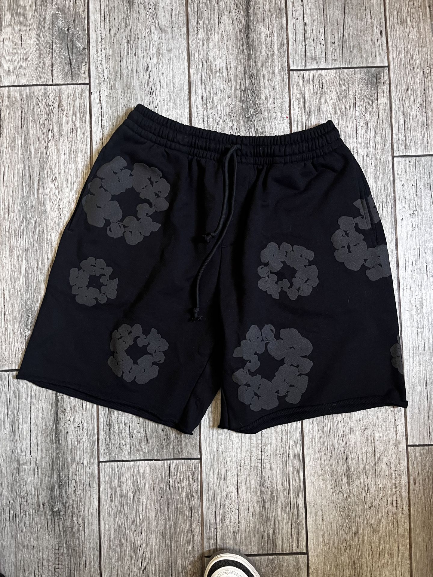 Denim tears black/white cotton wreath shorts