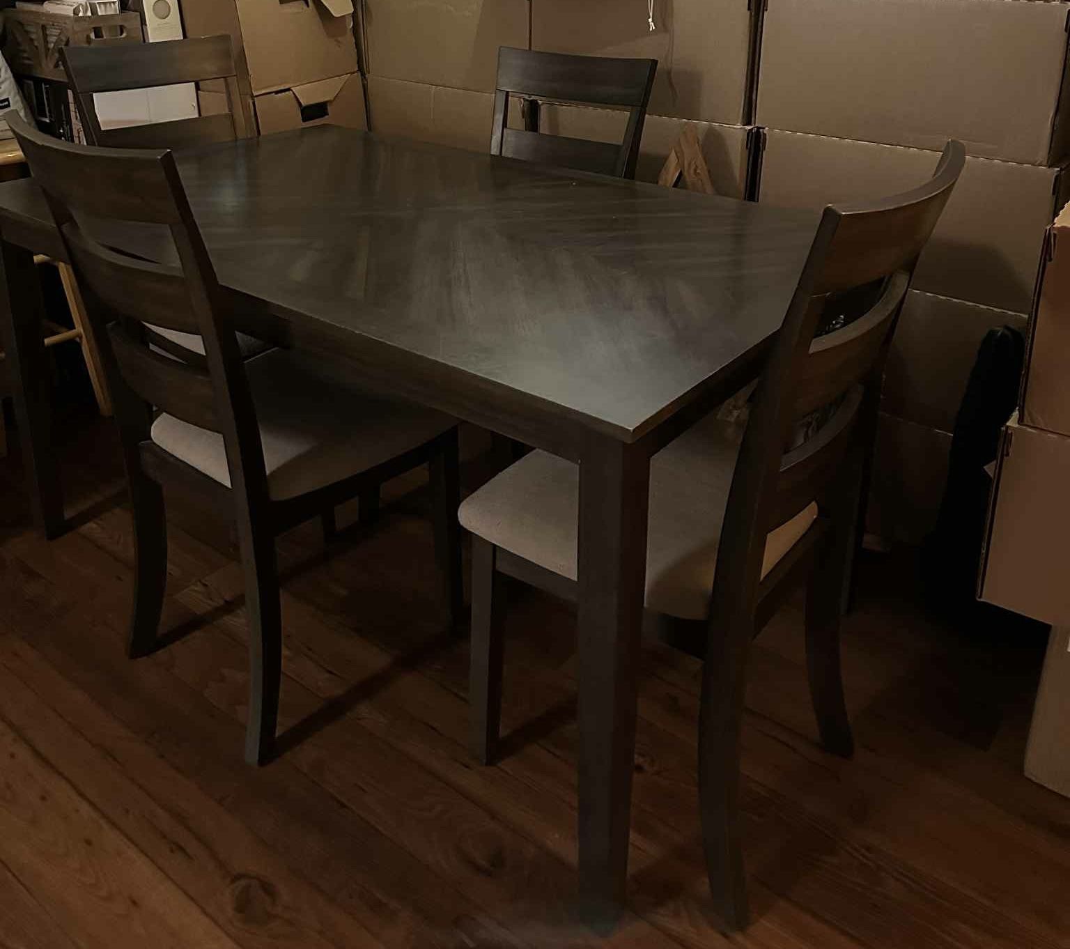 Dining Room Table & Chairs 