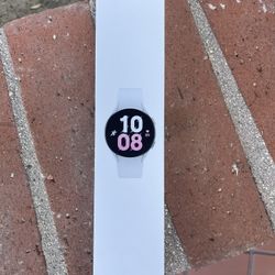 Samsung Galaxy Watch 5 BT 44mm Smartwatch Silver NEW