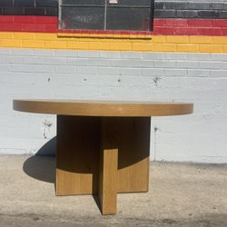 Riverside Furniture Round Dining Table