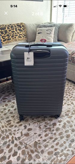 Delsey Paris Suitcase 28” Silver NEW Black Friday