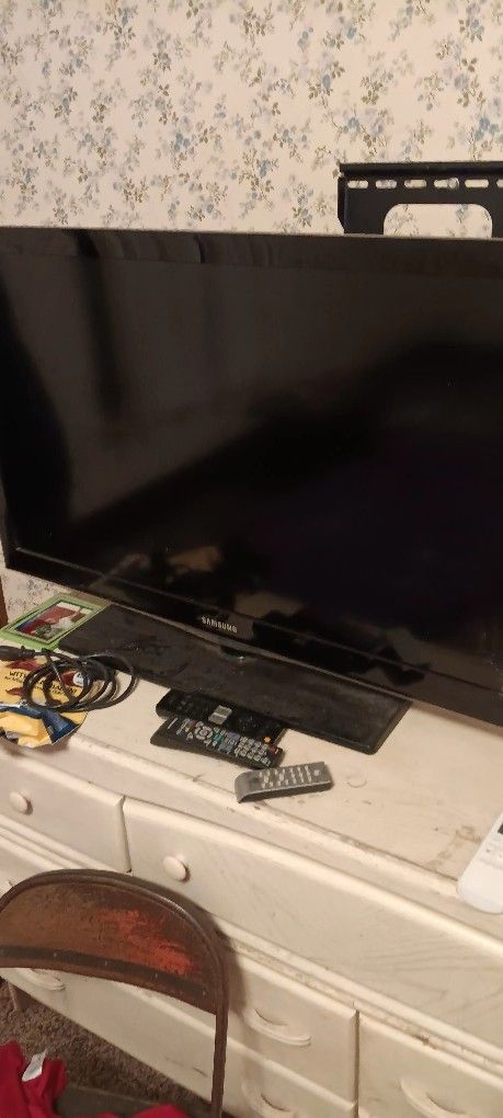 Samsung TV With Remote