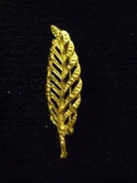 Great Vintage Pin of Gold Tone Leaf