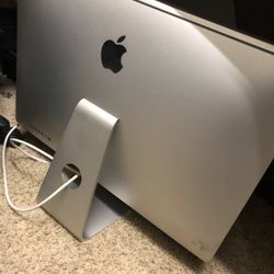 2 Apple 🍏 desktops 🖥️Great 👍🏼 Condition-22 Inch $85+27 Inch $180 Cash Or BOTH $250 - Must Come Huntington Beach (Main St. 4 Blocks From Beach🏝️ 