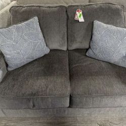 Loveseat With 2 Pillows 