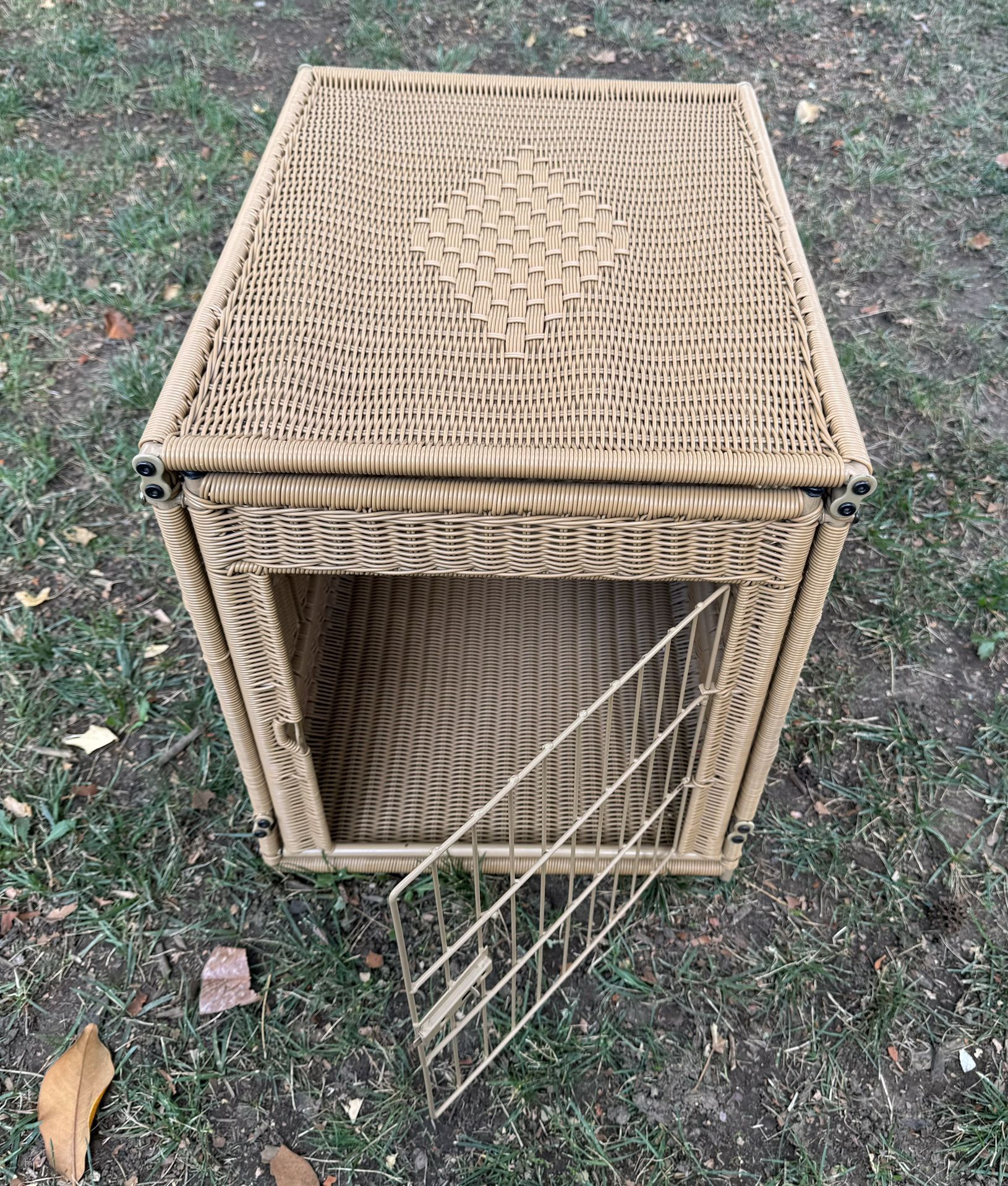 very nice pet kennel 24X18 for small bread dog or cat